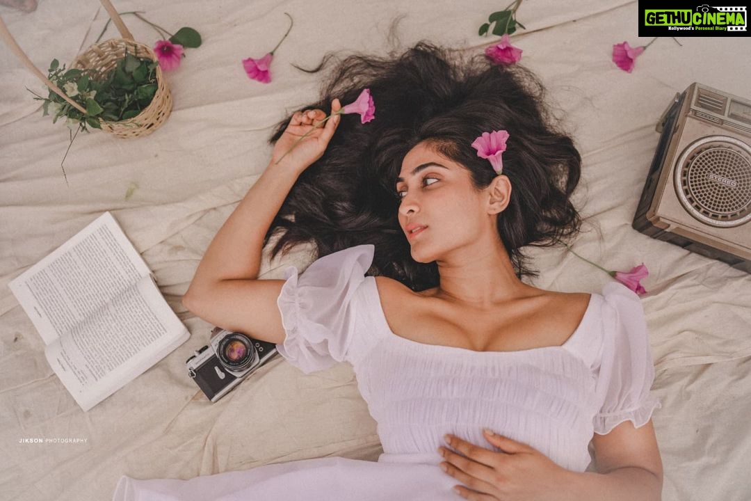 Deepti Sati Instagram - Vintage soul 🌺 Concept and photography : @jiksonphotography Styling : @life_of_colours_ Retouch and Prodution: @lightsoncreations Makeup: @rizwan_themakeupboy Wearing @episode_c_cube__ Location: @indriyasands Assistant photographers: @akshaylalp @_v__y__s__h__u