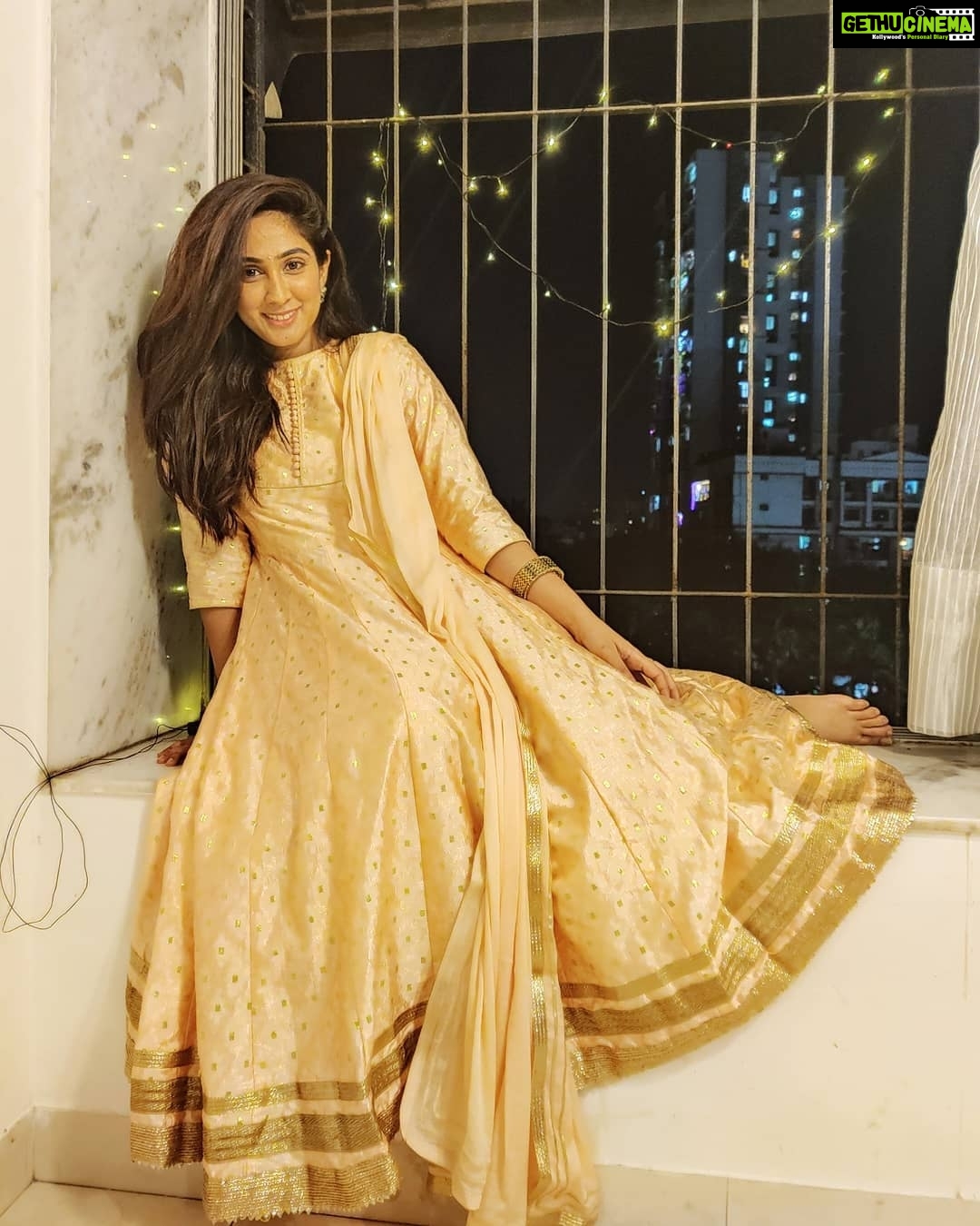 Deepti Sati Instagram - Festive time is to look and feel your best from the outside and the inside ...πͺπβ¨ Inside - I'm always happy π But the Outside this Diwali was taken care by @asrumo_in π #diwali #festiveseason #festivemonth #indian #indianwear