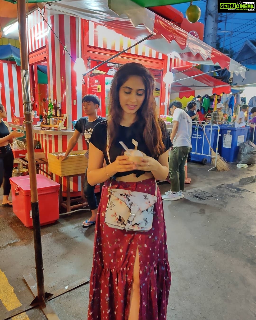 Deepti Sati Instagram - Can't stand still with this Tender Coco icecream in my hand .. after a long day 🥰💕 . . . #icecream #tendercoconut #amazeballs