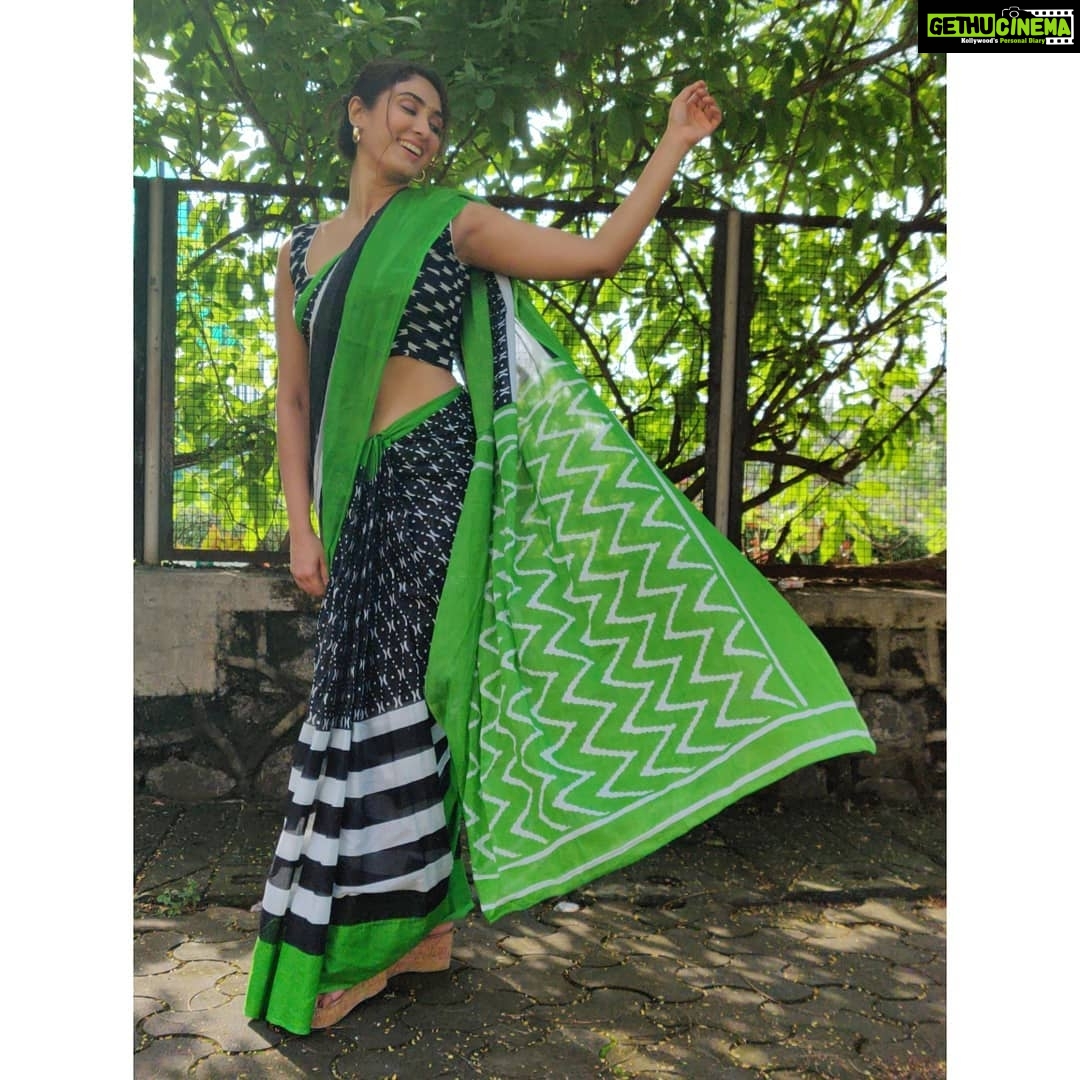 Deepti Sati Instagram - On a very hot day ,wearing this comfy cotton saree by @unnatisilks made me feel so easy breezy 😍 . . . . PS - draped this saree all by myself .. surprised myself 🙀