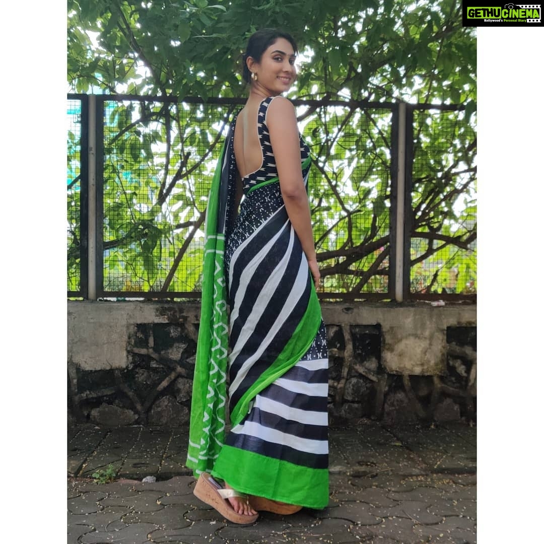 Deepti Sati Instagram - On a very hot day ,wearing this comfy cotton saree by @unnatisilks made me feel so easy breezy 😍 . . . . PS - draped this saree all by myself .. surprised myself 🙀