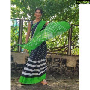 Deepti Sati Instagram - On a very hot day ,wearing this comfy cotton saree by @unnatisilks made me feel so easy breezy 😍 . . . . PS - draped this saree all by myself .. surprised myself 🙀