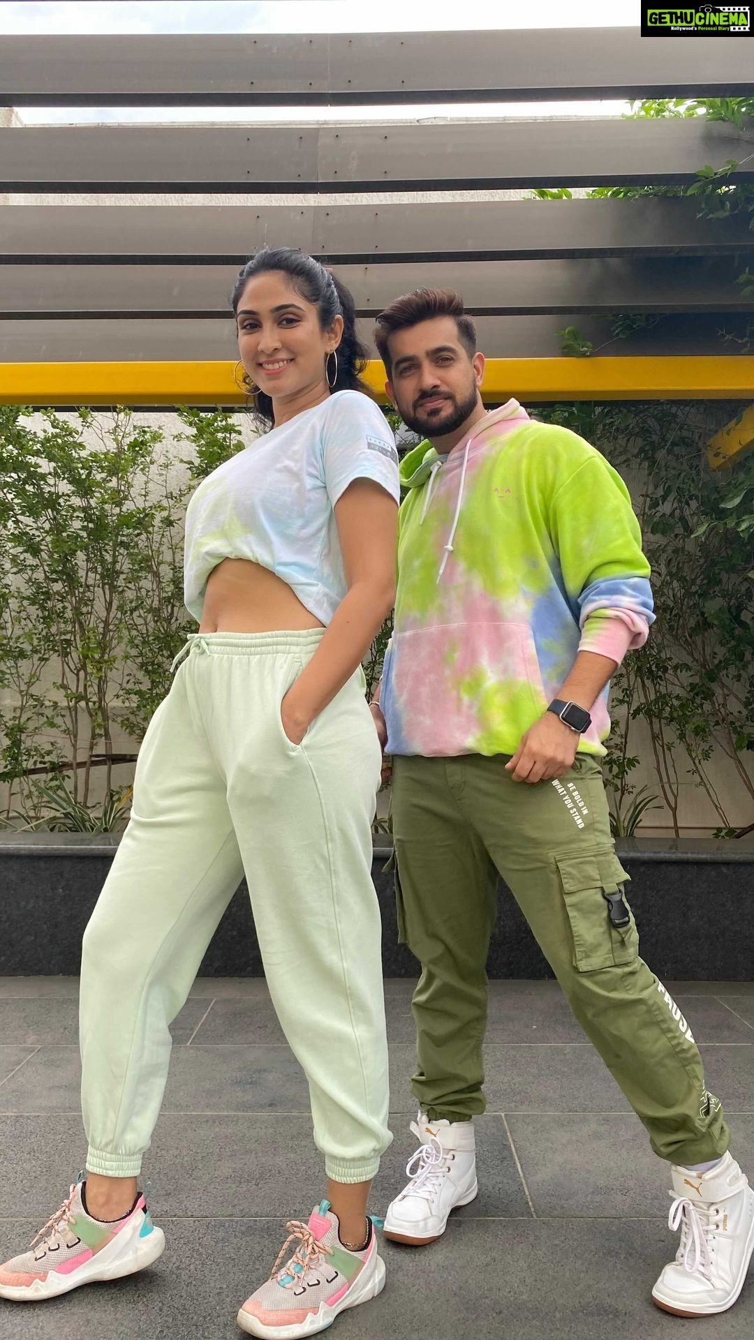 Deepti Sati Instagram - How you guys liking the temperature rn 😃✌🏻🥵?? @neeravbavlecha Thanks to the lovely @menonshruthi_b . . . #reels #reelsinstagram #feelitreelit #temperature #seanpaul