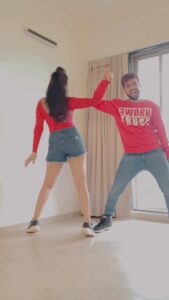 Deepti Sati Instagram - Happy twos-day with 🍎 👖@neeravbavlecha 
Thanks @menonshruthi_b 
#reels #reelsinstagram #reelitfeelit #trends #latebutgreat #applebottomjeans