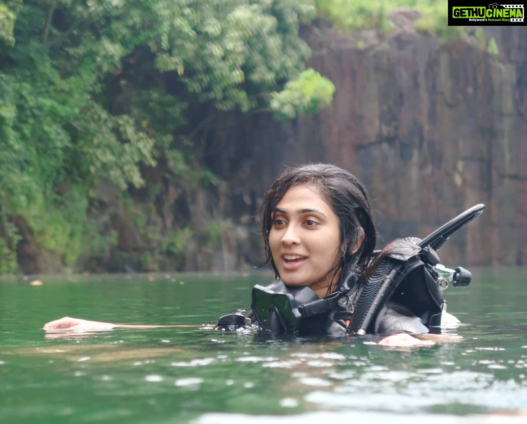 Deepti Sati Instagram - I dove like 12 meters!!!!! ( cos more than that I need to be certified) which I plan on getting π Thanks to @scubacochin and the entire team Special thanks to our lovely instructor @theaquatic.monkey π§ββοΈfor showing us how beautiful diving is and removing our fears! Company was lovely too @shanishaki Cant wait to dive again !!!!
