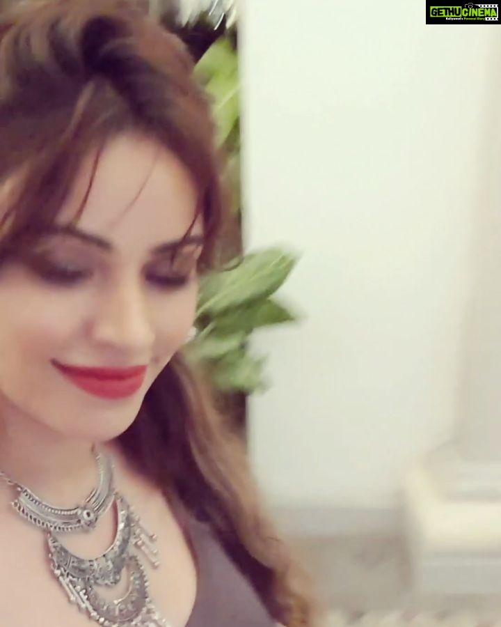 Devshi Khandur Instagram - This is what i do when i am very happy . I hum non existing song and act silly🤭🙈 What do you do when you are happy ?🤔 Do Let me know in the comments below⬇️ Dont be shy 😜 #happy #happygirl #devshikhanduri #sillycute #fun #crazy #cartoonnetwork #funny #laugh #smile #giggle #beauty #love #actress #holiday #celebration #enjoy
