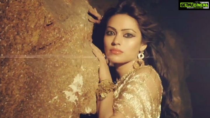 Devshi Khandur Instagram - Marjaana dil tarponda ai Menu raat neend ni aundi ai Visuals from my music video "dil di chabi " audio is from @ballysagooofficial "marjaana dil" one of my favourite song ❤ Singer @sonukakkarofficial Lyrics @tonykakkar #devshikhanduri #actress #model #musicvideo #ballysagoo #sonukakkar #tonykakkar #punjabisong #soulfulsong #fusion #song #style #fashion #trend #beauty #marjaanadil #love