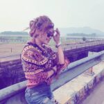 Devshi Khandur Instagram - ude jab jab julfen meri.... #mountains #nature #travel #maharashtra #devshikhanduri #tornjeans #curlyhair #sunglasses #bridge #happy #photography #scenic #beauty #peace #breeze #style #travelfashion #casual #fun Khandala