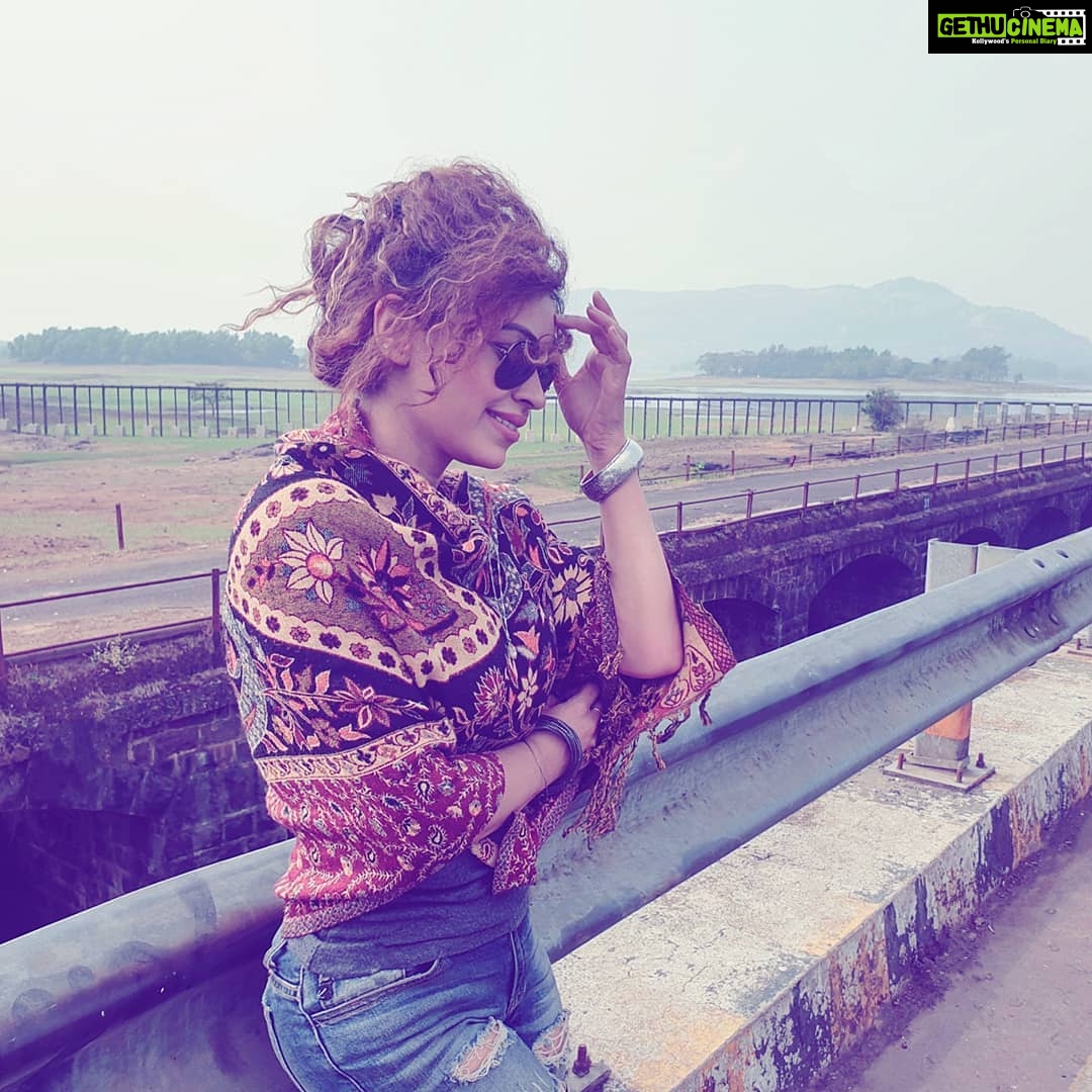 Devshi Khandur Instagram - ude jab jab julfen meri.... #mountains #nature #travel #maharashtra #devshikhanduri #tornjeans #curlyhair #sunglasses #bridge #happy #photography #scenic #beauty #peace #breeze #style #travelfashion #casual #fun Khandala