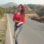 Devshi Khandur Instagram – Aate jate khoobsurat awara sadkon pe
Kabhi kabhi ittefaq se
Kitne anjaan log mil jaate hain
Unmein se kuchh log bhool jaate hain
Kuchh yaad reh jaate hain
– Anand bakshi 
#devshikhanduri #roadtrip #travel #red #mountains #holidayseason #peace #breeze #tornjeans #curlyhair #style #fashion #travelgram #travelstyle #hindioldsongs #hittheroad #nature #lyrics #fun #letstravel #girlwhotravels #maharashtra