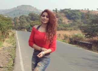 Devshi Khandur Instagram - Aate jate khoobsurat awara sadkon pe Kabhi kabhi ittefaq se Kitne anjaan log mil jaate hain Unmein se kuchh log bhool jaate hain Kuchh yaad reh jaate hain - Anand bakshi #devshikhanduri #roadtrip #travel #red #mountains #holidayseason #peace #breeze #tornjeans #curlyhair #style #fashion #travelgram #travelstyle #hindioldsongs #hittheroad #nature #lyrics #fun #letstravel #girlwhotravels #maharashtra