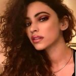 Devshi Khandur Instagram - Tum kuch na bolo tou accha hai Bolte ho tou taarife jharti hai Guman na ho jai kahi khud pe Devshi taarifo se darti hai - Devshi khanduri #devshikhanduri #devshikhanduripoetry #devshikhandurilyrics #actress #beauty #poetry #love #taarife #words #curlyhair