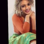 Devshi Khandur Instagram – Muskurate muskurate baat ban he gayi 
Menai teri or dekha , raat tham he gayi
-Devshi khanduri
#devshikhanduri #devshikhandurilyrics #devshikhanduripoetry #actress #poetry #beauty #indian #curlyhair #thoughts #words #desigirl #bindi #smile #happy #love #peace #positivevibes