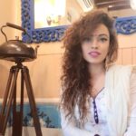 Devshi Khandur Instagram – #teahouse #curlyhair #indiangirl #waahtaj #devshikhanduri #desi Taj Mahal Tea House