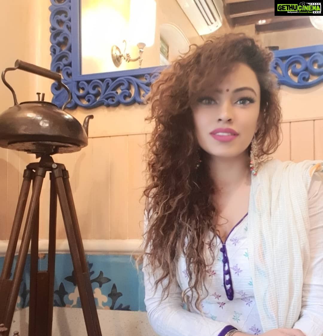 Devshi Khandur Instagram - #teahouse #curlyhair #indiangirl #waahtaj #devshikhanduri #desi Taj Mahal Tea House