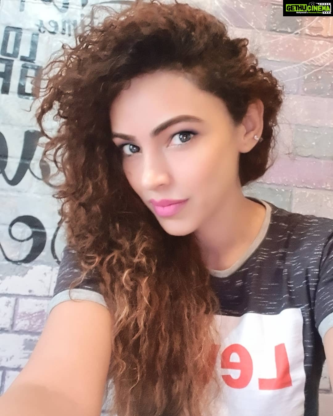 Devshi Khandur Instagram - Back to old hairstyle #curlyhair #nofilter #hair #devshikhanduri