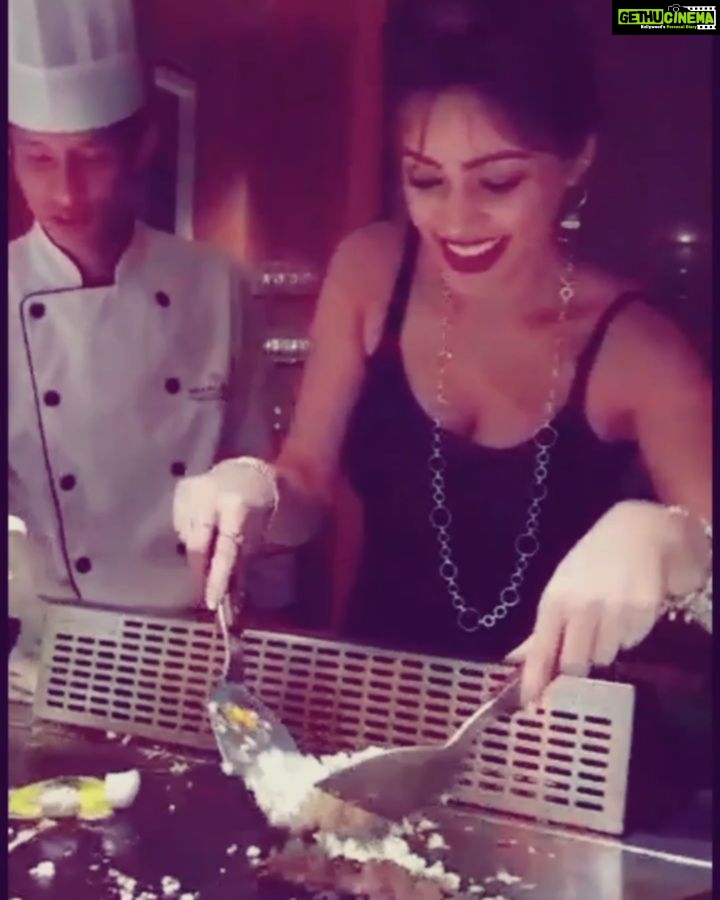 Devshi Khandur Instagram - #teppanyaki #japanese #food #cuisine #restaurant #yataii #shangrila #bengaluru #hungry #devshikhanduri #ballysagoo #actress #musicproducer #chef #japanesefood #myfavourite #foodporn #newyear #fun #awsome #entertainment #foodporn #foodfiesta Yataii