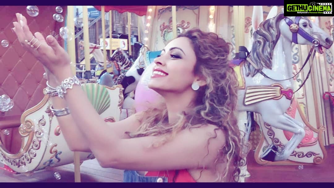 Devshi Khandur Instagram - There is no angry way to say bubbles. Try it ....... #bubbles #beautiful #refreshing #nevergrowup #happines #bubbly #devshikhanduri #actress #shootpic #heelsmerihighhein #america #sanfrancisco #livelife #lifestyle #moments #beauty #travel #girlwhotravel #innerbliss #fashion #trend #model #rapper #song #best #love #lyricist #entertainment #light #instaphoto San Francisco, California