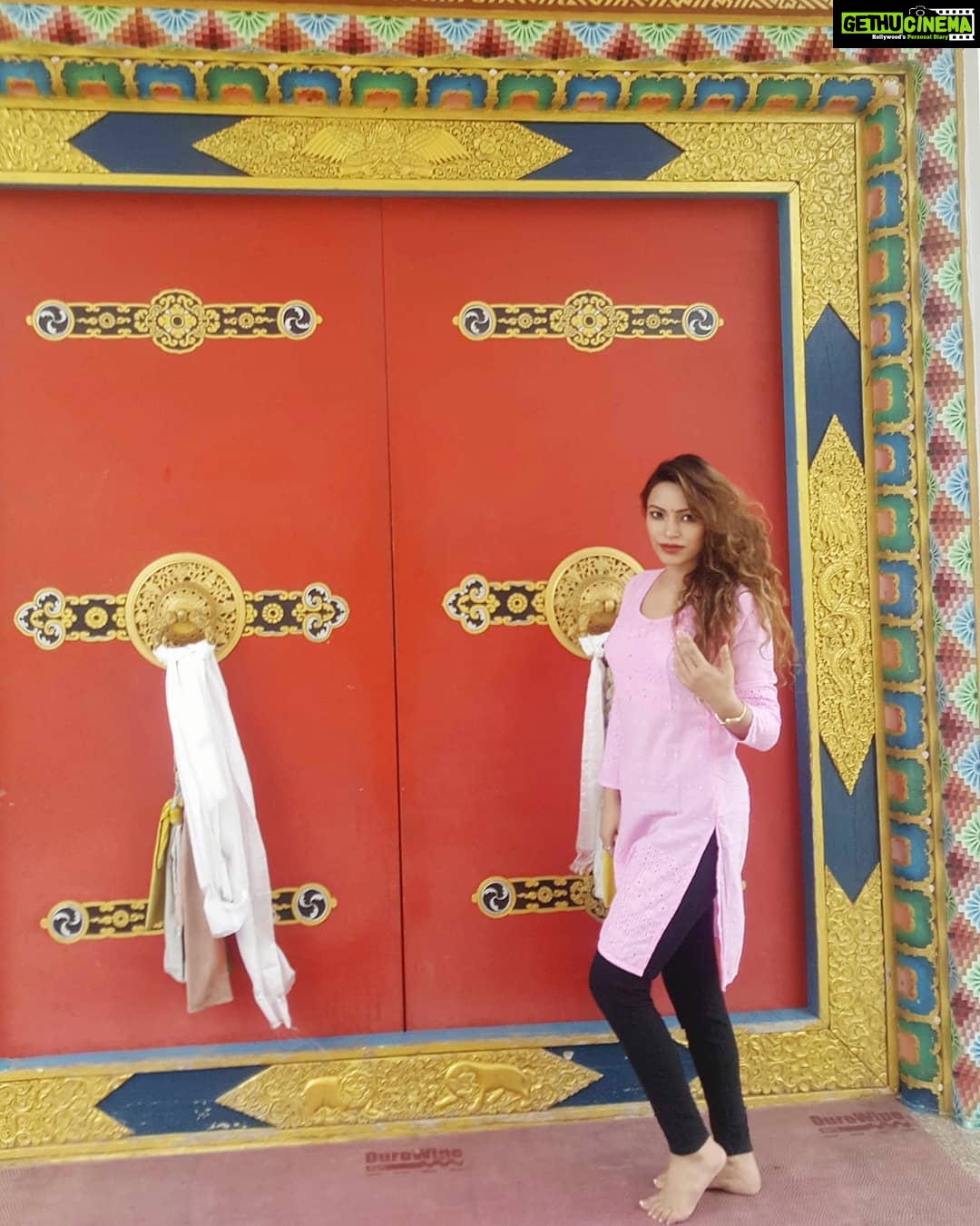 Devshi Khandur Instagram - Buddha temple ..... i m in love with its ambience and color scheme .A clean & peaceful retreat reflecting the sanctity, peace & simplicity of Buddhist ideology. Buddham sharnam gacchami #stuppa #tibbetian #buddhism #monastery #monks #buddhist #meditation #spritual #peace #travelblogger #travel #uttarakhand #dehradun #travelshow #buddhatemple #travelgram #travelfashion #actress #devshikhanduri #nomakeup #beautifuldestinations #wanderlust #travelworld #girl Budha Temple Clementown, Dehradun