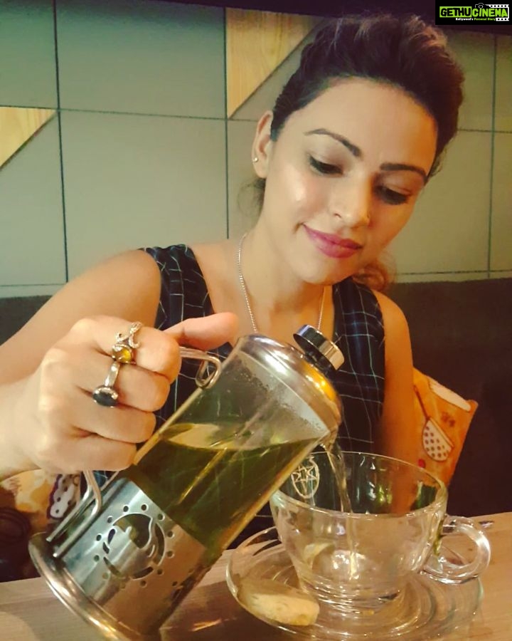 Devshi Khandur Instagram - #chamomileflowerstea #tea #relaxing #soothing #honey #teatime #aroma #devshikhanduri #actress #life #celebration #happy #perfect #edsheeran Aroma
