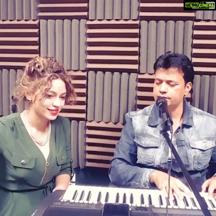Devshi Khandur Instagram - Such a musical treat @parminderguri😊. You are blessed with beautiful soulful voice . Pls share this video so that flower of art can bloom more #devshikhanduri #parminderguri #art #singing #creative #soulful #magical #bollywood #actress #musicaltreat #beautiful #studio #musicsession #mike #keyboard #usa #california #America #sur California