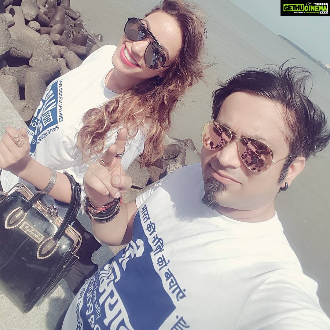 Devshi Khandur Instagram - #saverivers #rallyforrivers #campaign #goodcause #nadiyaan #songcomingsoon #devshikhanduri #actress #lyricist #sachingupta #musicdirector #sadguru #rituraj #singer #avaniejoshi #goodvibes #letsstandtogether #motivation #riverislifeline #support #givemissedcall #8000980009 #mission Marine Drive Mumbai