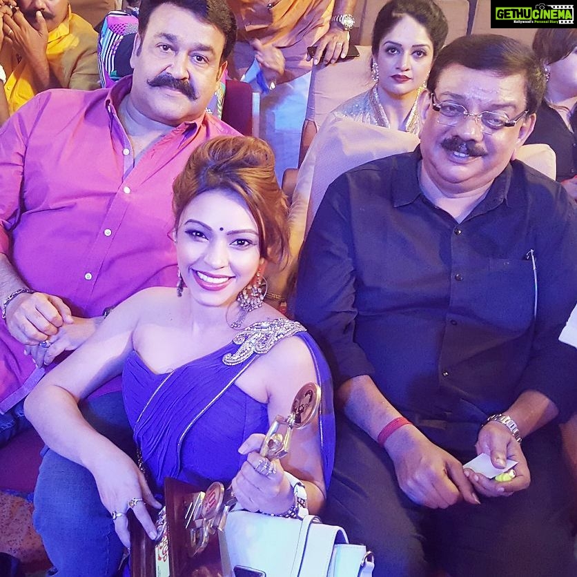 Devshi Khandur Instagram - received award for our blockbuster film oppam ....holding this momento makes me feel so happy and proud Wonderful sucessparty event of our movie oppam at kochi . After finishing 101 days still movie running successfully. Feeling blessed to be part of oppam team . @devshikhanduri #priydarshan #mohanlal #movie #oppam #sucessparty #101days #runningsucessfully Cochin, Kerala