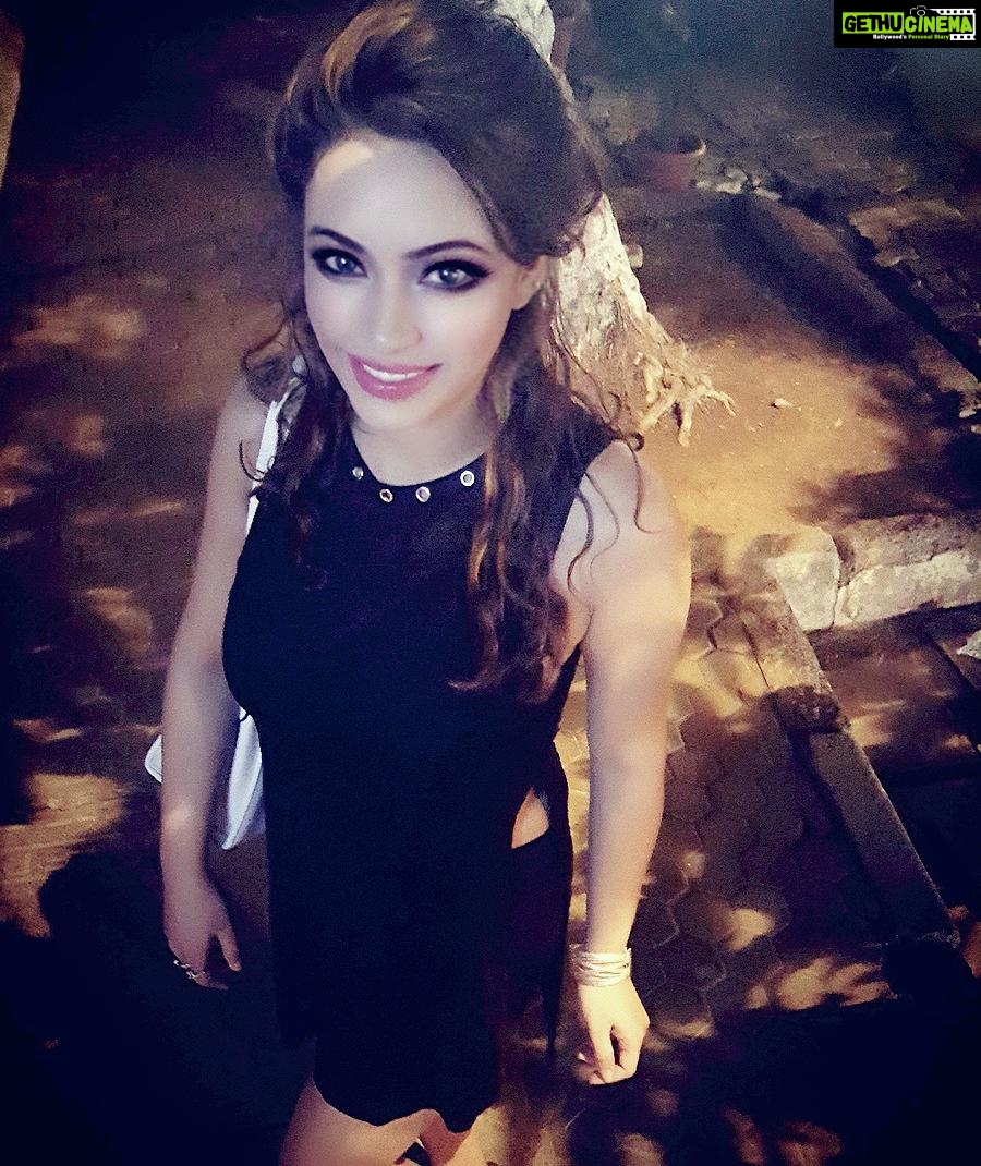 Devshi Khandur Instagram - @devshikhanduri #blackissexy #miniskirt #croptop #styleblogger #silverblack #nightout #casualpartywear #allabouteyes #lookhot #blackswag #crazypeople #mad #weirdos #odd #lifeisbeautiful #bethankful #smile #live #celebrate #happynessiseverything #fashionista #fabina #famous #follow