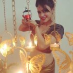 Devshi Khandur Instagram – Devshi khanduri wishing you very happy diwali 
#diwali #devshikhanduri  #diwalipics #devshidiwali #lamps #festival #light #truth #nocrackers #traditional #sweets #celebration #bollywoodactress #indianhottie #smile #laugh #dance #enjoy