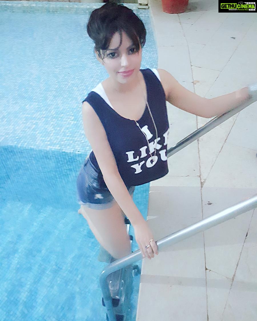 Devshi Khandur Instagram - @devshikhanduri #pool #ilikeyou #gypsy #vagabond #free #wonderlust #noboundations #cutehot #goa #hotpants #alwayshot #lifeisbeautiful #lifeisfun #amazing #awesome #glamour #groove #fashionista #fun #follow