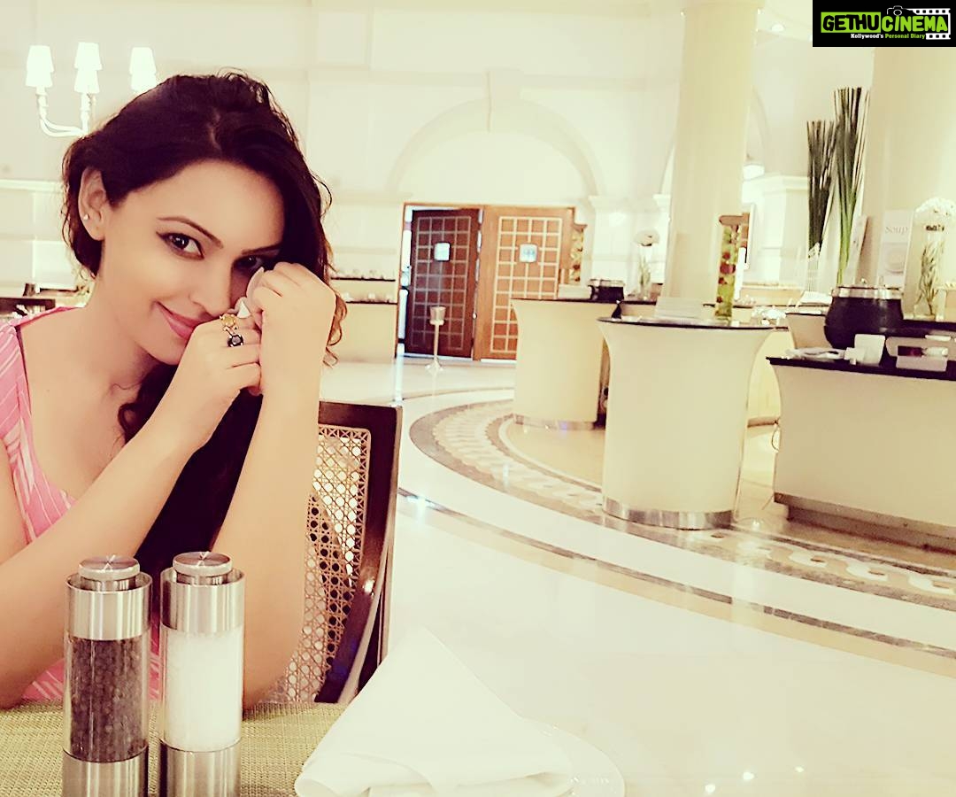 Devshi Khandur Instagram - #devshikhanduri #beautifulmorning #pinklovesme #teasing #whiteflower #lifeisbeautiful #thankyougod ITC Maratha