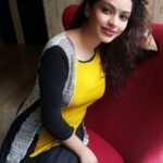 Devshi Khandur Instagram – @devshikhanduri #indianhottie #desigirl #girlnextdoor #desiswag #simpleisbeautyful #bollywoodactress #suit #bindi #messyhair #relax #smile #celebrate #calm #happyfeeling  #fashionista #filmy #fun #follow