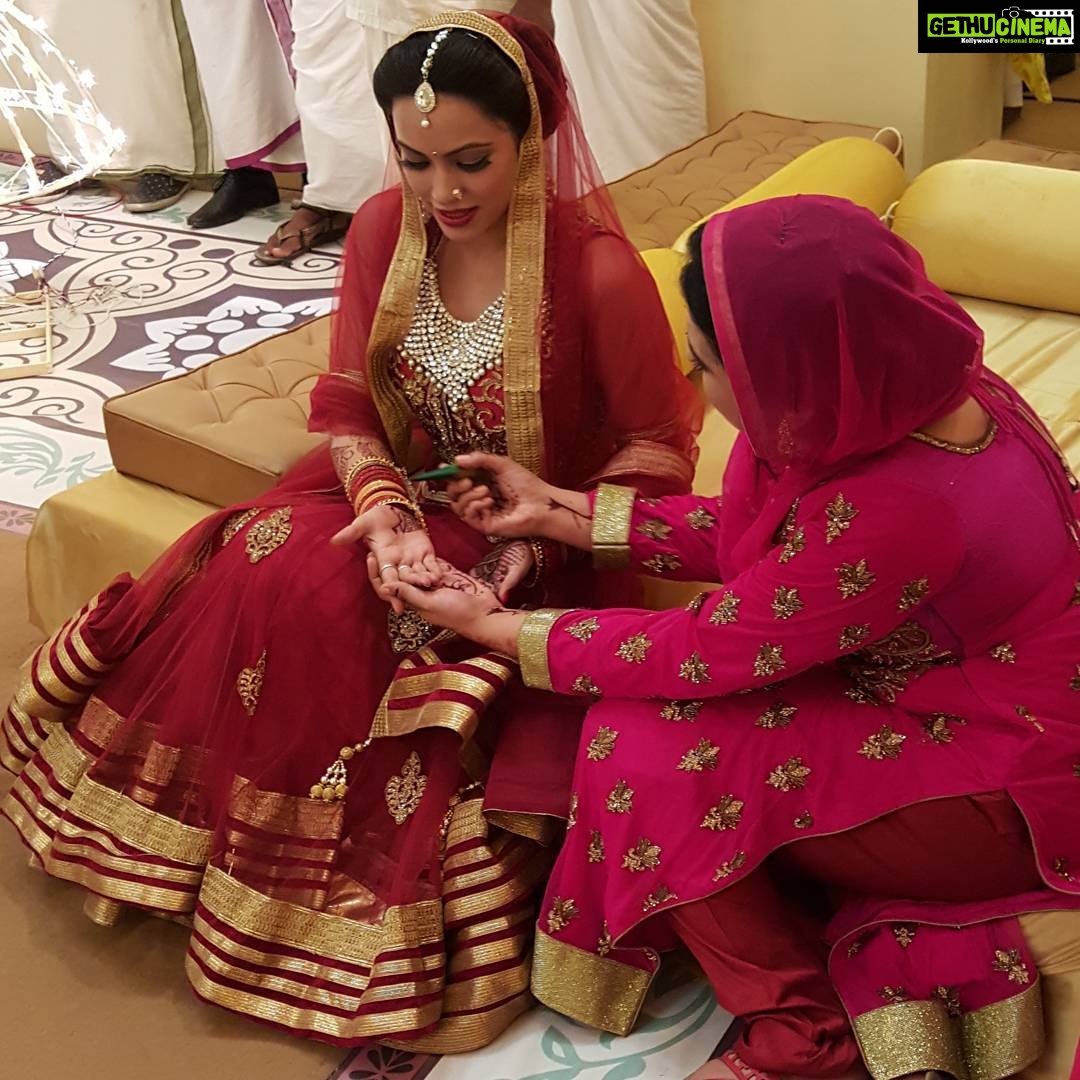 Devshi Khandur Instagram - @devshikhanduri #oppammovie #directorpriydarshan #Lieutenantcolonelmohanlal #mohanlalstarer #malyalamsuperstar #bride #weddingsong #mehndi #onscreenwedding #onscreenbride #redhot #shy #focus #dulhan #jewellery #mohanlalfansclub #feelinglucky #devshikhanduriupcoming #devshikhandurilatest #Filmygossip #bollywoodactress #malyalammovie #kerala #godsowncountry #desiswag #fun #filmy #fashionista #follow Kerala -GOD's Own Country