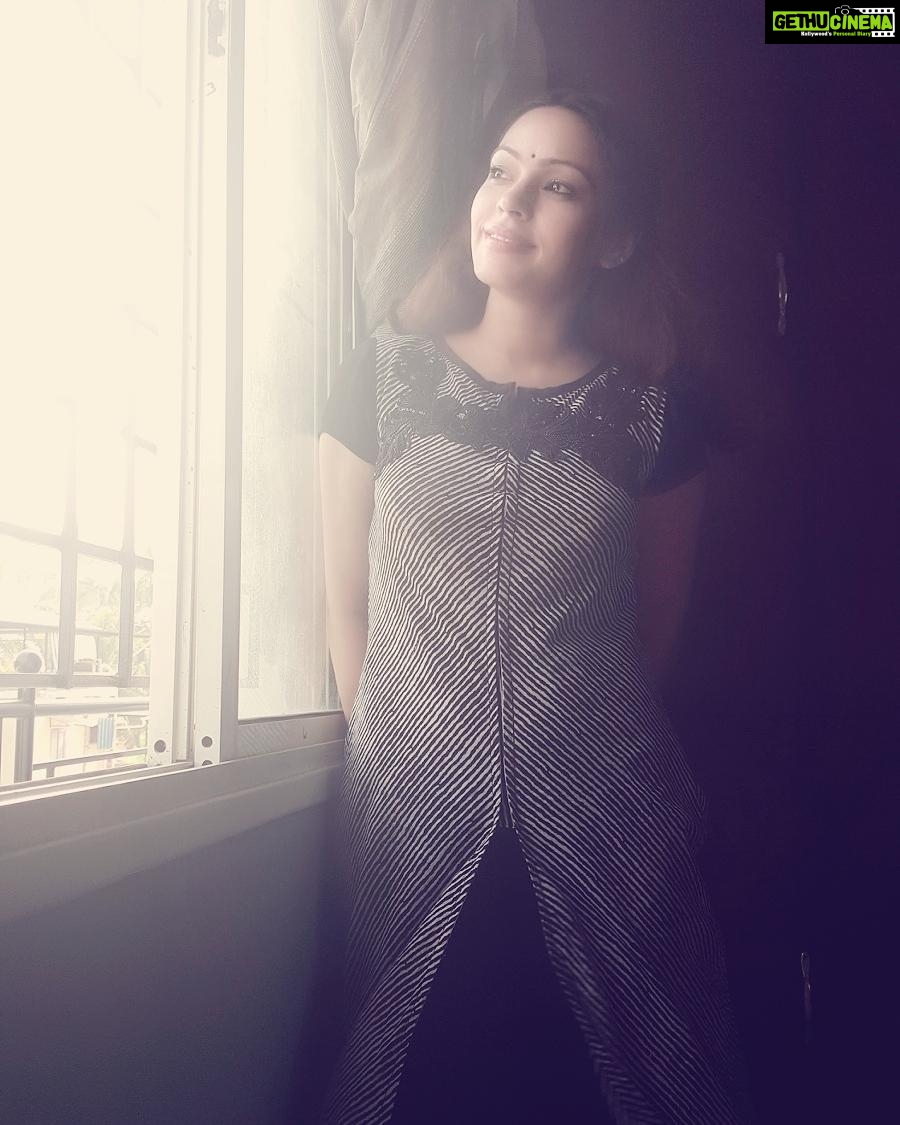 Devshi Khandur Instagram - @devshikhanduri #oppam #movieshoot #priydarshansir #mohanlalmaniya #superstar #mohanlalfansclub #oppammoviestill #girlnextdoor #nomakeuplook #simpleisbeautyful #window #bindi #indianactress #malyalam #lostinthoughts #waitingforsomeone #desigirl #kerala #kochi #Filmygossip #fun #follow Kerala -GOD's Own Country