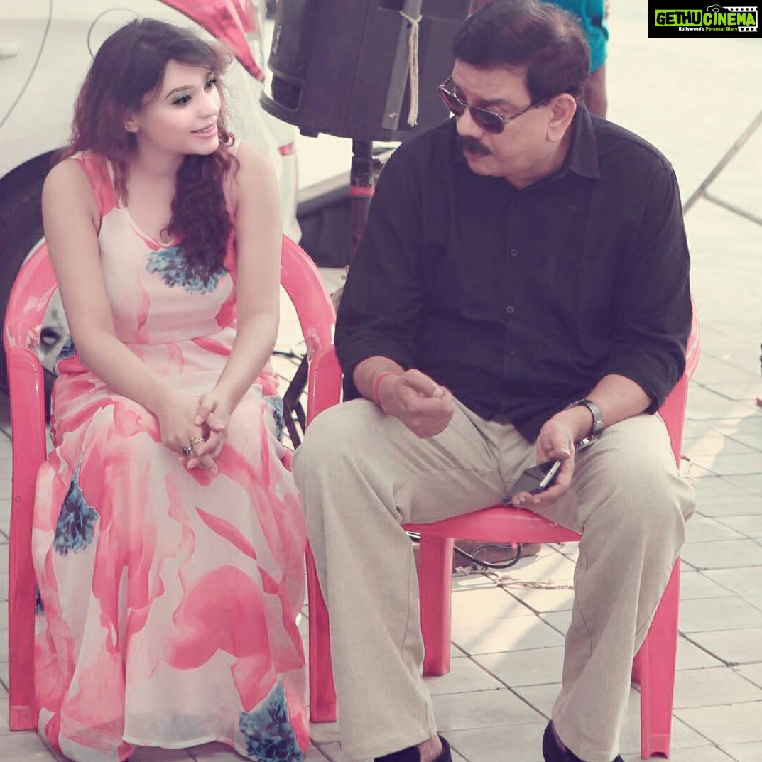 Devshi Khandur Instagram - @devshikhanduri #priydarshansir #oppamreleaseon8th #firstinteraction #beforeshoot #mohanlalstarer #oppam #mohanlalfansclub #feelinglucky #workingwithlegends #beautifulexperience #lovingit #malyalam #devshikhanduriupcoming #devshikhandurilatest #kerala #kochi #workmode #filmy #godsowncountry #fashionista #fun #formovie #follow Cochin, Kerala