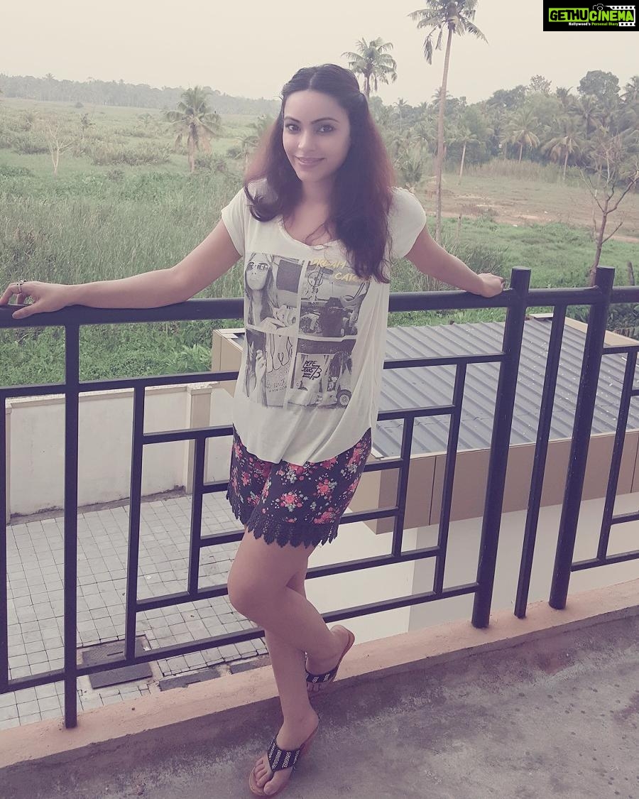 Devshi Khandur Instagram - Devshikhanduri #shootinglocation #oppammovie #director #priydarshan #superstar #mohanlal #mohanlalmaniya #mohanlalfansclub #devshikhandurilatest #malayalammovie #filmy #girlnextdoor #nomakeup #nature #kerala #kochi #onthesetsofoppam #indianactress #bollywoodgossip #coconuttree #devshikhanduriupcoming #desiswag #famous #fashionista #fun #follow Cochin (kochin)kerala,India
