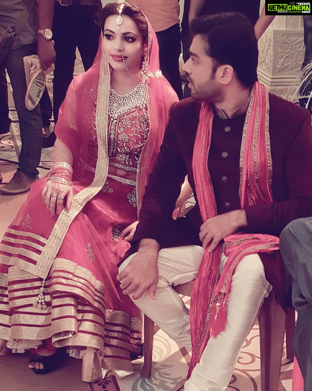Devshi Khandur Instagram - Devshi Khanduri and Arjun Nandhakumar playing onscreen bride and groom while shooting wedding song in movie "oppam" directed by priyadarsan sir , and malyalam superstar Lieutenant colonel mohanlal starer . #devshikhandurilatest #movieshoot #priydarshan #mohanlaltheking #arjunnandhakumar #weddingsong #oppam #onscreencouple #onscreenwedding #bride #groom #indianwedding #indianbride #redhot #weddingkaseason #bannoswagger #jewellery #filmy