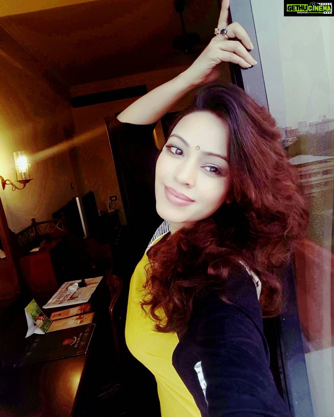 Devshi Khandur Instagram - Devshikhanduri #shootingday #inbetweenshoot #travancorecourt #outsidethewindow #oppam #priydarshan #mohanlal #malyalam #girlnextdoor #bindi #desi #indiangirl #kerala #kochi #selfie #devshikhanduriupcoming #devshikhandurilatest #fun #fashionista #follow Cochin (kochin)kerala,India