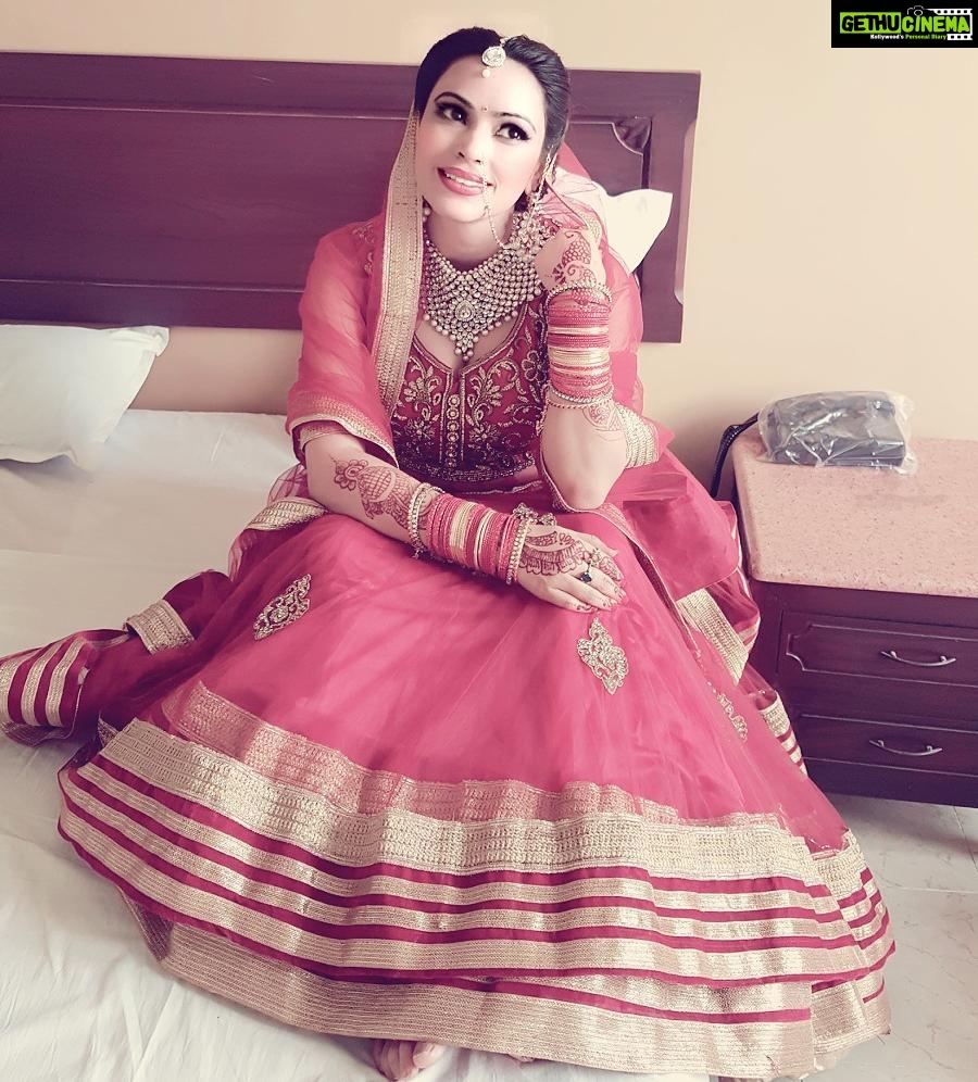 Devshi Khandur Instagram - Devshi Khanduri shooting for movie oppam directed by priyadarsan sir with malyalam superstar Lieutenant colonel mohanlal in cochin kerala . This is my bridal look for wedding sequence feeling lucky ☺ #devshikhandurilatest #movieshoot #oppam #mohanlal #priydarshan #weddingsong #devshikhanduriupcoming #malyalam #kerala #onthesetsofoppam #oppammovie #bride #indianbride #jewellery #redhot Cochin (kochin)kerala,India