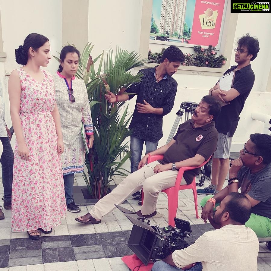 Devshi Khandur Instagram - #Oppam #movie #8thseptrelease @devshikhanduri shooting movie oppam with director Priyadarshan with malyalam superstar mohanlal sir .#devshikhandurilatest #priydarshan #mohanlaltheking #movieshoot #kochi #kerala #oppam #onsetdiscussion #godsowncountry #workmode Cochin (kochin)kerala,India