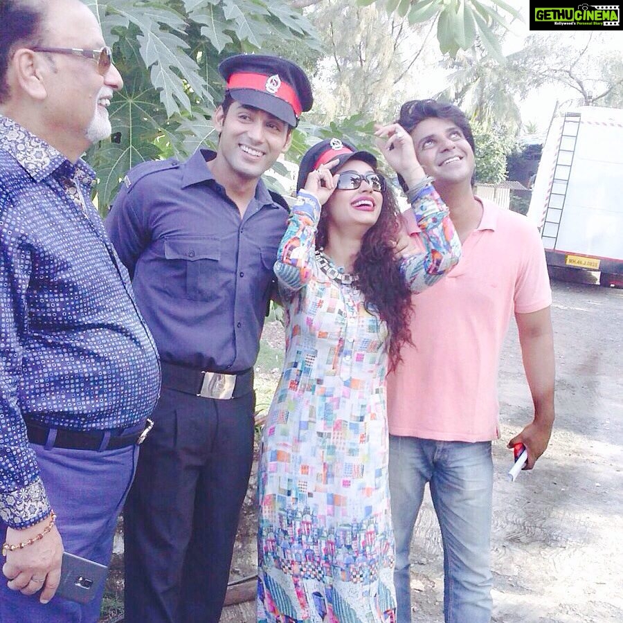 Devshi Khandur Instagram - @devshikhanduri @ruslaanmumtaz #hero #heroine #producer #director #shoot #moment #Laughter #masttime #chiryaudd #cap #glasses #indowestern #desikuri #jollypeople #kheltouabshuruhoga #bollywoodhungama #bollywoodlatest #bollywoodmasala #bollywoodactress #bollywoodcelebrity #fun #famous #follow Bhullar House, Madh island Mumbai