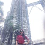 Devshi Khandur Instagram - @devshikhanduri #PetronastwintowerMalaysia #menaraberkembarpetronas #cesarpelli #argentineamericanarchitect #jalanampangkualalumpur #Malaysia #tallesttwintowerintheworld #kl #bollywoodactress #goodfun #desikuri #travel #abroad #livelife #explore #happiness #globe #famous #world #shootholidayfun #upcomingvideoshoot #fun #follow