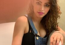 Devshi Khandur Instagram - सुना है लोग उसे आँख भर के देखते हैं  सो उस के शहर में कुछ दिन ठहर के देखते हैं  सुना है रब्त है उस को ख़राब-हालों से  सो अपने आप को बरबाद कर के देखते हैं  सुना है दर्द की गाहक है चश्म-ए-नाज़ उस की  सो हम भी उस की गली से गुज़र के देखते हैं  सुना है उस को भी है शेर ओ शाइरी से शग़फ़  सो हम भी मो'जिज़े अपने हुनर के देखते हैं  सुना है बोले तो बातों से फूल झड़ते हैं  ये बात है तो चलो बात कर के देखते हैं  सुना है रात उसे चाँद तकता रहता है  सितारे बाम-ए-फ़लक से उतर के देखते हैं  सुना है दिन को उसे तितलियाँ सताती हैं  सुना है रात को जुगनू ठहर के देखते हैं  सुना है उस के लबों से गुलाब जलते हैं  सो हम बहार पे इल्ज़ाम धर के देखते हैं  सुना है आइना तिमसाल है जबीं उस की  जो सादा दिल हैं उसे बन-सँवर के देखते हैं  सुना है उस के बदन की तराश ऐसी है  कि फूल अपनी क़बाएँ कतर के देखते हैं  वो सर्व-क़द है मगर बे-गुल-ए-मुराद नहीं  कि उस शजर पे शगूफ़े समर के देखते हैं  बस इक निगाह से लुटता है क़ाफ़िला दिल का  सो रह-रवान-ए-तमन्ना भी डर के देखते हैं  सुना है उस के शबिस्ताँ से मुत्तसिल है बहिश्त  मकीं उधर के भी जल्वे इधर के देखते हैं  रुके तो गर्दिशें उस का तवाफ़ करती हैं  चले तो उस को ज़माने ठहर के देखते हैं  किसे नसीब कि बे-पैरहन उसे देखे  कभी कभी दर ओ दीवार घर के देखते हैं  कहानियाँ ही सही सब मुबालग़े ही सही  अगर वो ख़्वाब है ताबीर कर के देखते हैं  अब उस के शहर में ठहरें कि कूच कर जाएँ  'फ़राज़' आओ सितारे सफ़र के देखते हैं  -Ahmad faraz #devshikhanduri #poeticpicture #shayranaphotography #Ahmadfaraz #actor #emotions #moodphotography #beauty #thoughts #meaningful #goodvibes