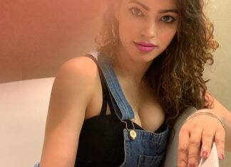 Devshi Khandur Instagram - सुना है लोग उसे आँख भर के देखते हैं  सो उस के शहर में कुछ दिन ठहर के देखते हैं  सुना है रब्त है उस को ख़राब-हालों से  सो अपने आप को बरबाद कर के देखते हैं  सुना है दर्द की गाहक है चश्म-ए-नाज़ उस की  सो हम भी उस की गली से गुज़र के देखते हैं  सुना है उस को भी है शेर ओ शाइरी से शग़फ़  सो हम भी मो'जिज़े अपने हुनर के देखते हैं  सुना है बोले तो बातों से फूल झड़ते हैं  ये बात है तो चलो बात कर के देखते हैं  सुना है रात उसे चाँद तकता रहता है  सितारे बाम-ए-फ़लक से उतर के देखते हैं  सुना है दिन को उसे तितलियाँ सताती हैं  सुना है रात को जुगनू ठहर के देखते हैं  सुना है उस के लबों से गुलाब जलते हैं  सो हम बहार पे इल्ज़ाम धर के देखते हैं  सुना है आइना तिमसाल है जबीं उस की  जो सादा दिल हैं उसे बन-सँवर के देखते हैं  सुना है उस के बदन की तराश ऐसी है  कि फूल अपनी क़बाएँ कतर के देखते हैं  वो सर्व-क़द है मगर बे-गुल-ए-मुराद नहीं  कि उस शजर पे शगूफ़े समर के देखते हैं  बस इक निगाह से लुटता है क़ाफ़िला दिल का  सो रह-रवान-ए-तमन्ना भी डर के देखते हैं  सुना है उस के शबिस्ताँ से मुत्तसिल है बहिश्त  मकीं उधर के भी जल्वे इधर के देखते हैं  रुके तो गर्दिशें उस का तवाफ़ करती हैं  चले तो उस को ज़माने ठहर के देखते हैं  किसे नसीब कि बे-पैरहन उसे देखे  कभी कभी दर ओ दीवार घर के देखते हैं  कहानियाँ ही सही सब मुबालग़े ही सही  अगर वो ख़्वाब है ताबीर कर के देखते हैं  अब उस के शहर में ठहरें कि कूच कर जाएँ  'फ़राज़' आओ सितारे सफ़र के देखते हैं  -Ahmad faraz #devshikhanduri #poeticpicture #shayranaphotography #Ahmadfaraz #actor #emotions #moodphotography #beauty #thoughts #meaningful #goodvibes