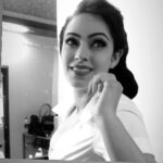 Devshi Khandur Instagram - B&W CLASSIC Dekha machal ke jidhar ,bijli gira di udhar Kis ka jala aashiyana bijli ko ye kya khabar Aaiye meherbaan baithiye jaane jaan Shauk se liijiye gi ishq k imthihaan My favourite #madhubala #song Old is gold after all.... Would you like to share you favourite song with me ? #blackandwhite #b&w #devshikhanduri #timeless #beauty #classic #retro #fashion #style