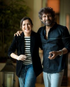 Dhivyadharshini Instagram - After the interview I asked Kenny sir , may I take a pic with u sir ? He immediately replied sure and asked his person to bring a black shirt (to match mine), changed in the mens room nearby and gave me this memorable pic… That’s Kenny sir for YOU , he dint have to do it for an anchor but still he did it … thank you sir , on the eve of Mahaan release I wana wish Chiyaan Vikram @the_real_chiyaan sir and dearest Dhruv @dhruv.vikram , gorgeous @simranrishibagga mam n BobbySimha ji n @ksubbaraj avl for a super hit success (ps: 4th pic is my fav ) 

@proyuvraaj @camerasenthil #ddneelakandan #mahaan @primevideoin #chiyaanvikram #dhruvvikram #fashion #styling
