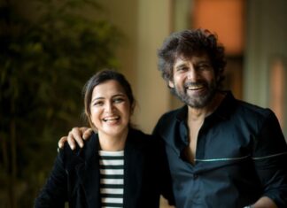 Dhivyadharshini Instagram - After the interview I asked Kenny sir , may I take a pic with u sir ? He immediately replied sure and asked his person to bring a black shirt (to match mine), changed in the mens room nearby and gave me this memorable pic… That’s Kenny sir for YOU , he dint have to do it for an anchor but still he did it … thank you sir , on the eve of Mahaan release I wana wish Chiyaan Vikram @the_real_chiyaan sir and dearest Dhruv @dhruv.vikram , gorgeous @simranrishibagga mam n BobbySimha ji n @ksubbaraj avl for a super hit success (ps: 4th pic is my fav ) @proyuvraaj @camerasenthil #ddneelakandan #mahaan @primevideoin #chiyaanvikram #dhruvvikram #fashion #styling