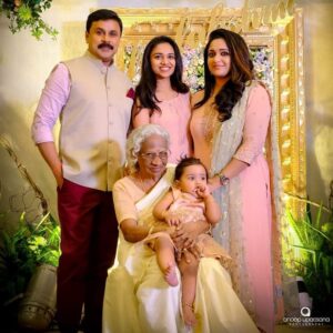 Dileep Instagram - ഒന്നാം പിറന്നാൾ ദിനത്തിൽ മഹാലക്ഷ്മി അച്ഛനും,അമ്മയ്ക്കും,ചേച്ചിക്കും മുത്തശ്ശിക്കും ഒപ്പം.
