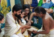 Dileep Instagram - ഇന്ന് ഞങ്ങളുടെ മഹാലക്ഷ്മി ആദ്യാക്ഷരം കുറിച്ചു. ശ്രീശങ്കരന്റെ ദിവ്യസാന്നിദ്ധ്യം നിറഞ്ഞ ആവണംകോട് സരസ്വതി ക്ഷേത്രനടയിൽ. ആദ്യാക്ഷരം അമ്മയാണ്‌, എല്ലാത്തിന്റേയും പ്രഭവം. മഹാലക്ഷ്മിയെ സരസ്വതി ദേവി അനുഗ്രഹിക്കട്ടെ...എല്ലാവരുടെയും അനുഗ്രഹവും പ്രാർത്ഥനയും ഉണ്ടാകണം 🙏🙏🙏