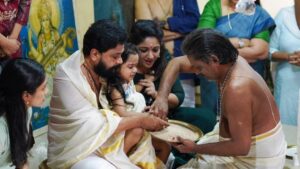 Dileep Instagram - ഇന്ന് ഞങ്ങളുടെ മഹാലക്ഷ്മി ആദ്യാക്ഷരം കുറിച്ചു. ശ്രീശങ്കരന്റെ ദിവ്യസാന്നിദ്ധ്യം നിറഞ്ഞ ആവണംകോട് സരസ്വതി ക്ഷേത്രനടയിൽ. ആദ്യാക്ഷരം അമ്മയാണ്‌, എല്ലാത്തിന്റേയും പ്രഭവം. മഹാലക്ഷ്മിയെ സരസ്വതി ദേവി അനുഗ്രഹിക്കട്ടെ...എല്ലാവരുടെയും അനുഗ്രഹവും പ്രാർത്ഥനയും ഉണ്ടാകണം 🙏🙏🙏